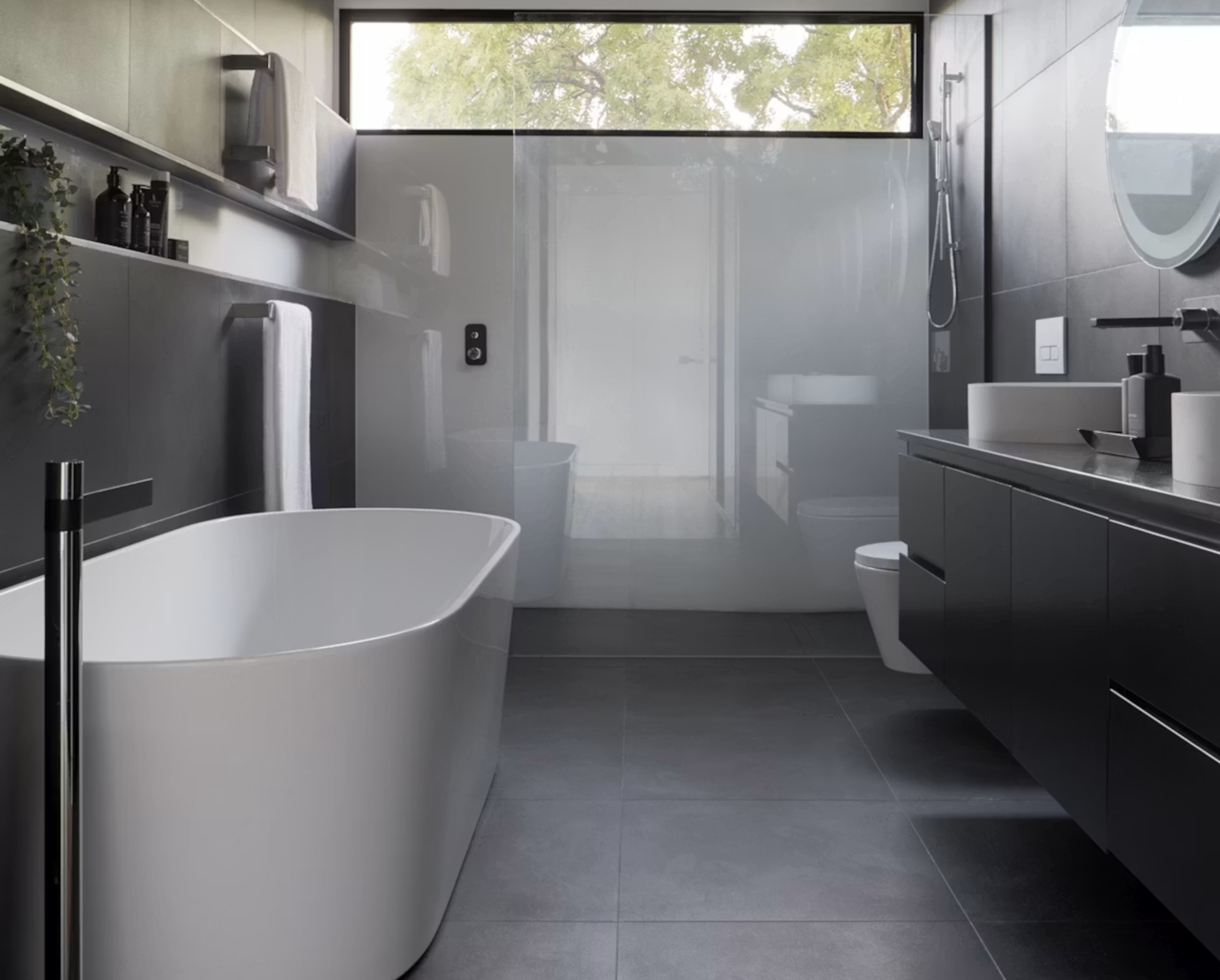 Modernes Badezimmer mit fugenloser Wandverkleidung